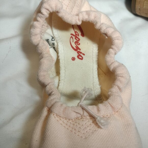 Capezio Pink Canvas Ballet Shoes (6 women/4.5 big kids) - Picture 2 of 7